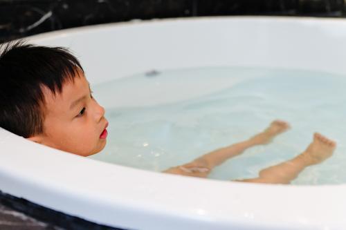 中学生女孩洗澡视频,中学生女孩温馨洗澡时光