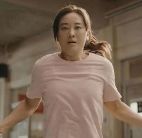 明星摔倒露血图片,明星意外摔倒血迹斑斑，现场急救画面曝光