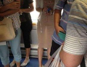 丝袜裙子尴尬车祸图片,意外瞬间引发网友热议