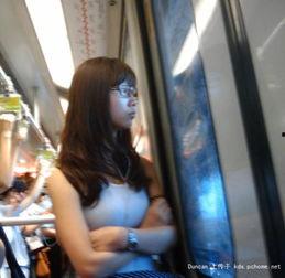 av地铁蓝色背心美女,时尚与活力的都市风景线