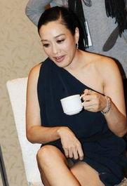 明星露E奶,明星露E奶引发热议，性感瞬间成焦点