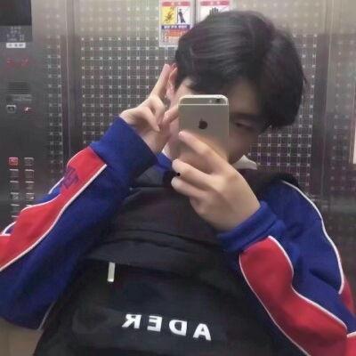 娱乐吃瓜的头像男生真人,网络红人“吃瓜男”的真实身份与生活